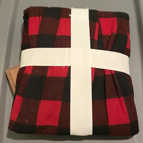 Red & Black Plaid Stars Above Christmas Pajamas for Women Sz Medium w/ Ornament - Picture 5 of 5